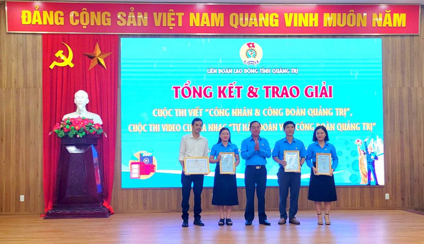 Trao giải cho 3 tập thể c&oacute; nhiều b&agrave;i thi chất lượng v&agrave; nhạc sĩ Trần Minh Hải - người s&aacute;ng t&aacute;c ca kh&uacute;c mới về C&ocirc;ng đo&agrave;n